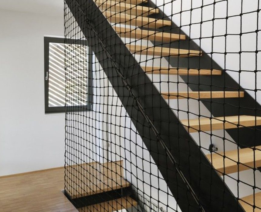 Staircase safety netting